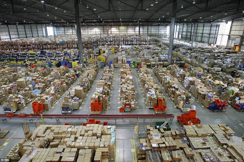 Illustration for article titled Santa's Real Workshop: Amazon's Gargantuan Distro Centers